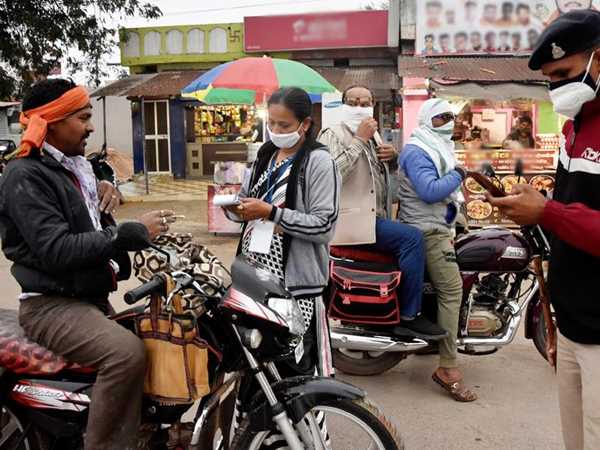 रायपुर में मास्क नहीं पहनने वाले 563 लोगों से निगम ने 43 हजार रुपये जुर्माना वसूला